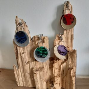 Porte clef en soie argent