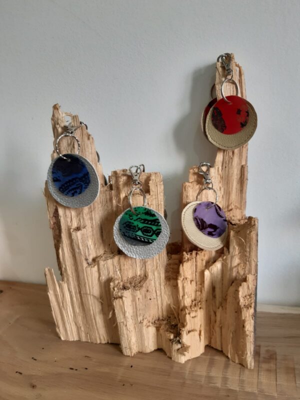 Porte clef en soie argent