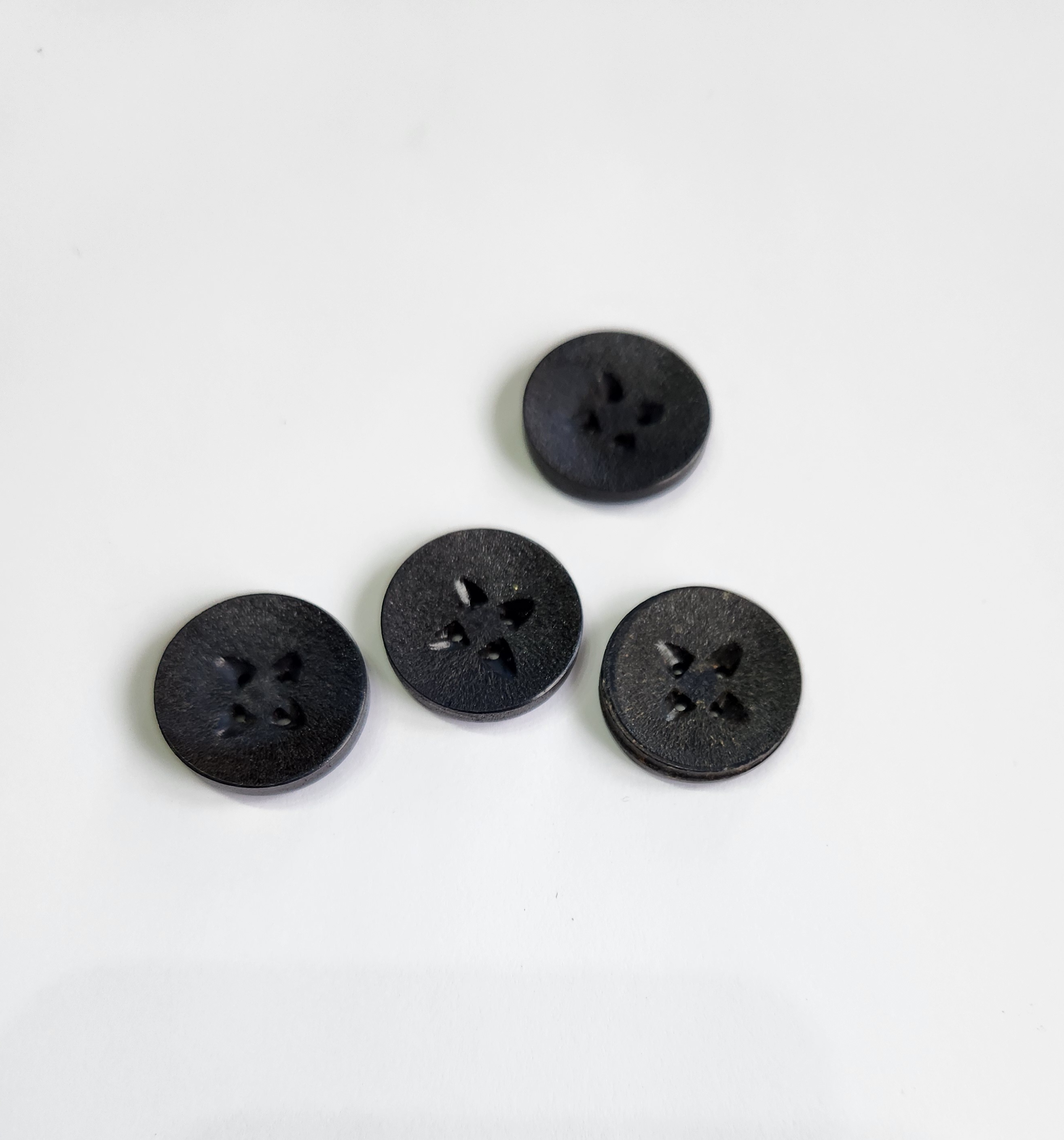 bouton rond noir biseauté