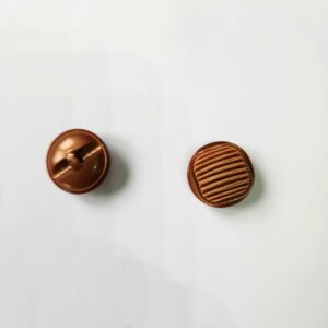 bouton marron en relief